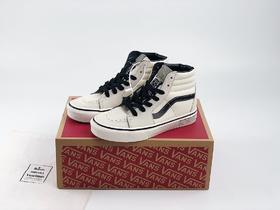 万斯SK8-HI字母包边印花白色高帮男女板鞋，采用高级网格丝绸布料，搭配银色网格黑色涂鸦极具百搭