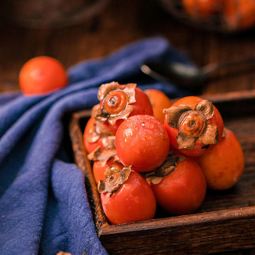 金秋树熟玫瑰蜜柿 | 可以用吸管吃的柿子 一口甜如蜜 果色红似火 果面光泽透亮 枝头自然成熟 柿子 商品图2