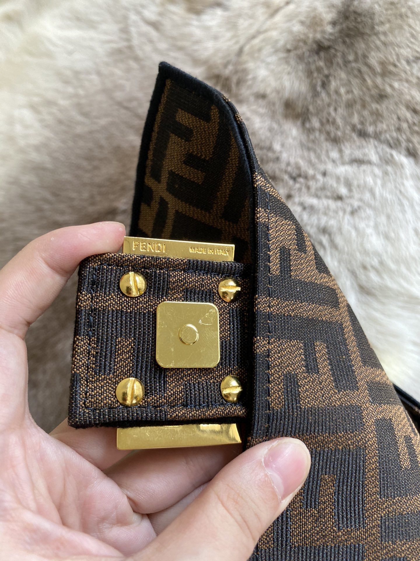 fendi芬迪baguette经典中号老花法棍包