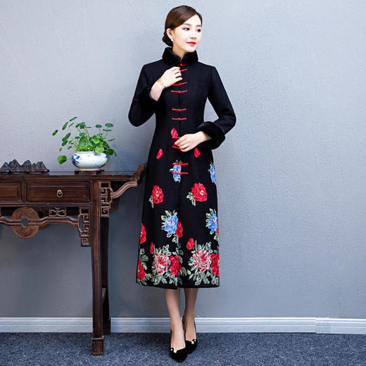 BJ-180235中国风羊毛呢加绒刺绣旗袍外套 商品图1
