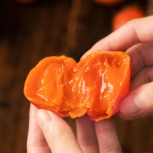 金秋树熟玫瑰蜜柿 | 可以用吸管吃的柿子 一口甜如蜜 果色红似火 果面光泽透亮 枝头自然成熟 柿子 商品图1