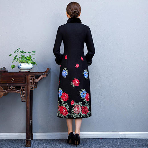 BJ-180235中国风羊毛呢加绒刺绣旗袍外套 商品图4