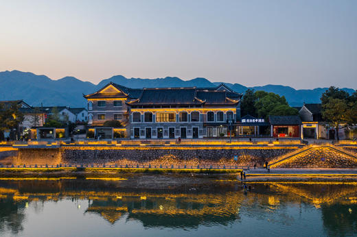 ★周末不加价★ ¥599起/2间夜【宁波奉化溪口夜泊君亭酒店(蒋氏故居店)】故里闲庭房+早餐，旗袍体验，特色糕点+茶饮礼遇，“博物馆”系国风酒店！另有单晚含美食套餐可选，有效期至2025年12月31日 商品图0