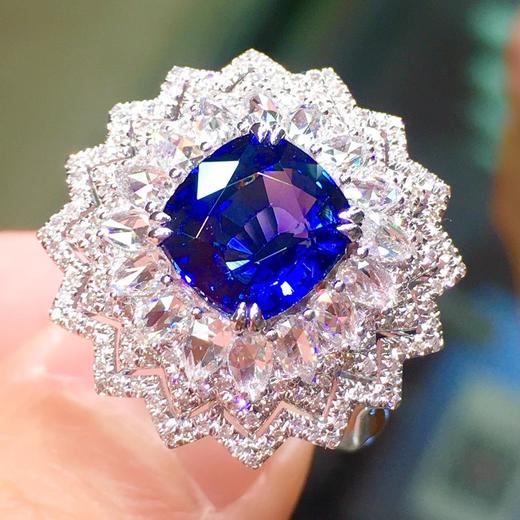 无烧孔雀蓝蓝宝石戒指n18k金配钻石切工精湛火彩一流玻璃体款式奢华