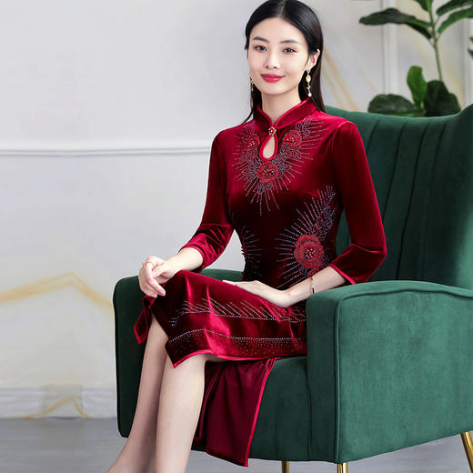 MLY-60700秋高档钉珠旗袍立领中老年阔太太金丝绒开叉裙 商品图3