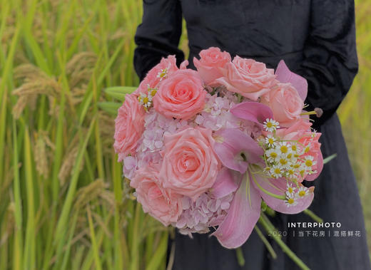 【月半弯】粉玫瑰9 粉色小绣球1 洋甘菊2 粉百合3朵 （夏木设计） 商品图6