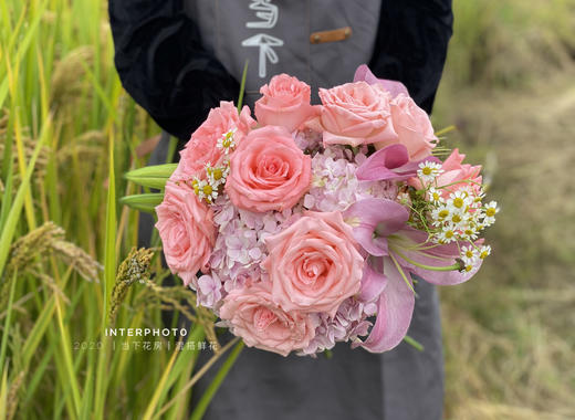 【月半弯】粉玫瑰9 粉色小绣球1 洋甘菊2 粉百合3朵 （夏木设计） 商品图4