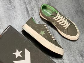 Converse One Star Sunbaked 在标志性的星星图案周围增加了磨边的细节 配上水洗帆布鞋面 整体传达出来的褪色效果做旧感
