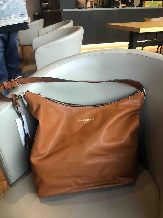 Calvin Klein高端款真皮棕色大饺子包 商品图1