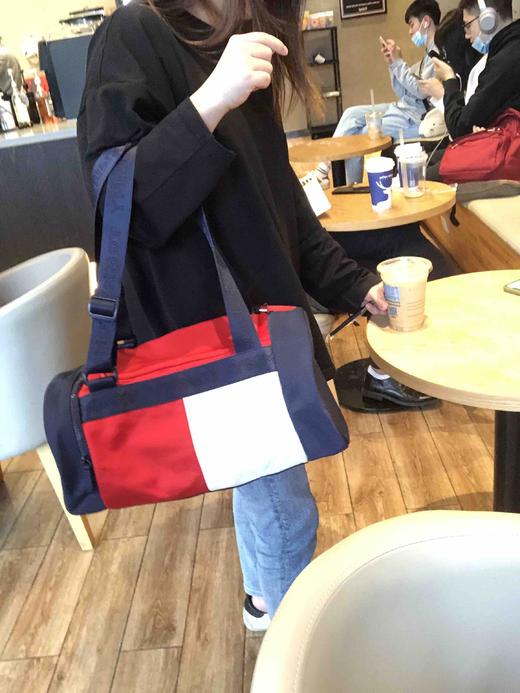 Tommy 手提单肩健身包桶包旅行包 商品图1