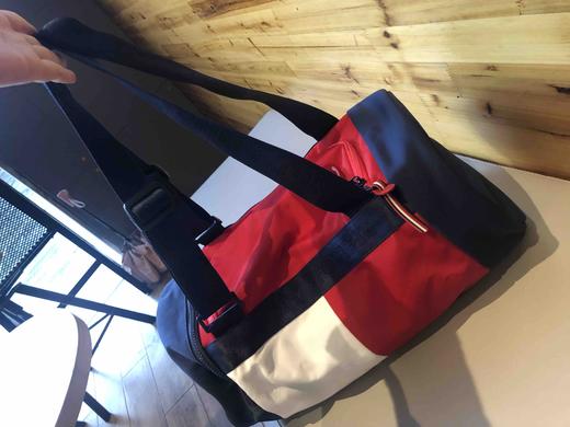 Tommy 手提单肩健身包桶包旅行包 商品图0
