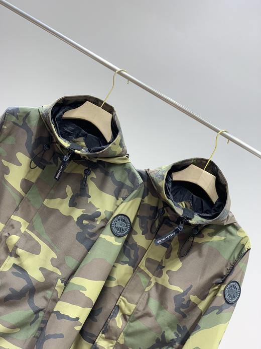 点此购买 加拿大鹅男款迷彩连帽防风夹克 左162268