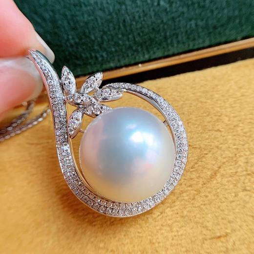 【澳白吊坠】高贵又典雅,轻奢大气 非常有质感 18k厚金镶嵌钻 珠经15