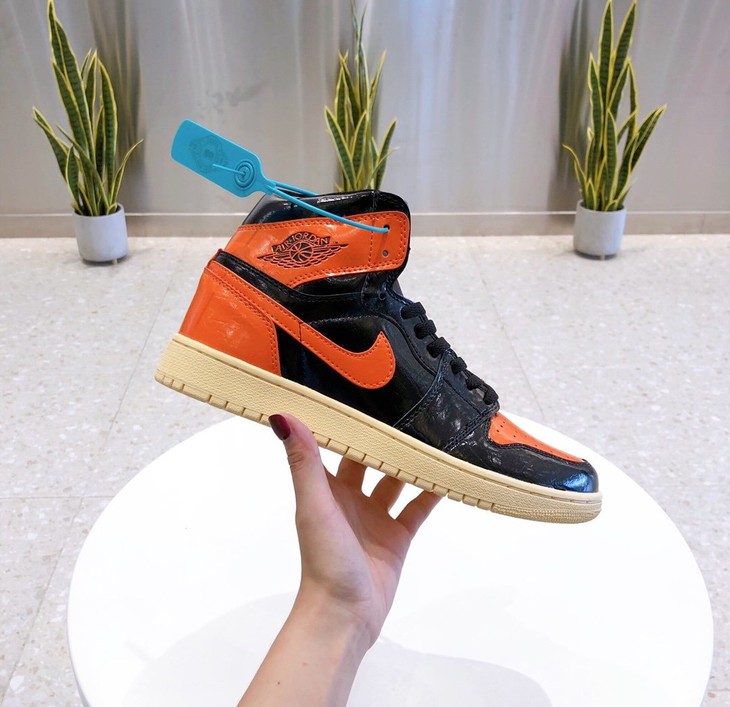 点此购买aj1男女款猪油扣碎高帮篮球鞋98162441