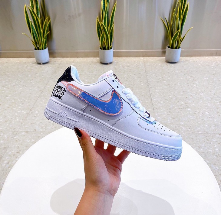 点此购买王源同款耐克男女款白镭射运动鞋98162401