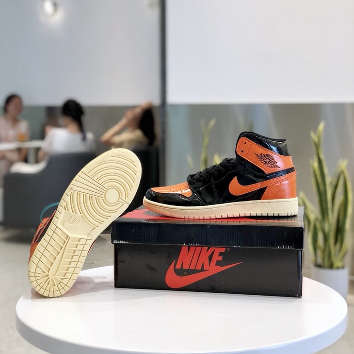 点此购买aj1男女款猪油扣碎高帮篮球鞋98162441