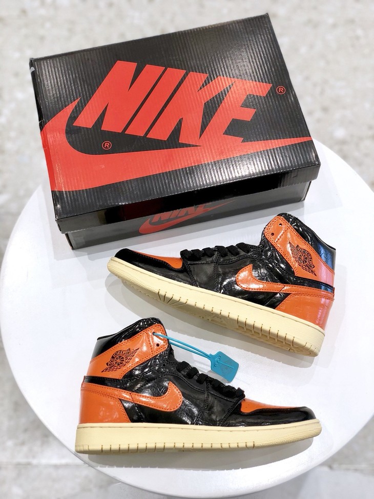 点此购买aj1男女款猪油扣碎高帮篮球鞋98162441