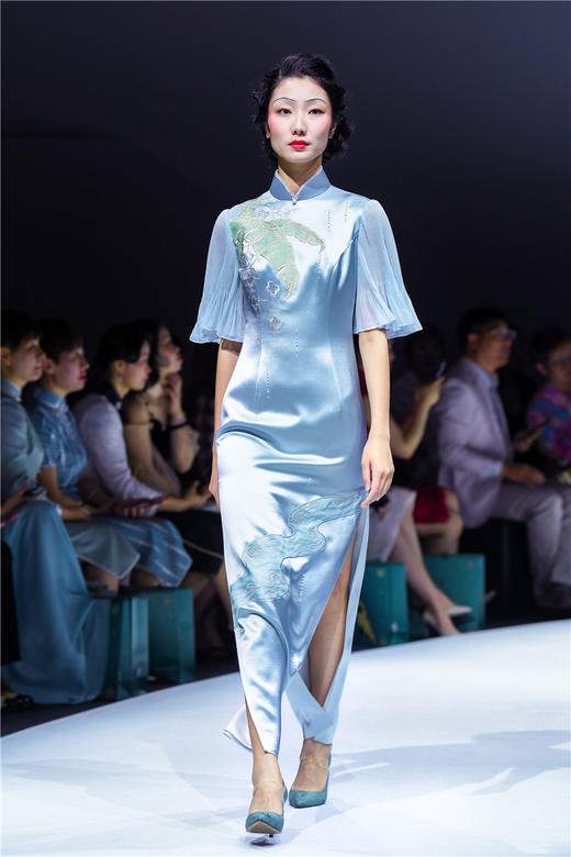 荷言HEYEN 雨打芭蕉 灰蓝色醋酸面料+雨打芭蕉刺绣图案+袖子压褶设计手工旗袍 商品图0