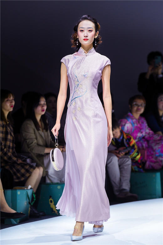 荷言HEYEN 清风明月 粉色珠光缎面料+蝶舞兰花手推绣图案+身侧拼接真丝素缎+下摆开衩里层百褶裙设计手工旗袍 商品图1