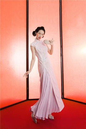 荷言HEYEN 清风明月 粉色珠光缎面料+蝶舞兰花手推绣图案+身侧拼接真丝素缎+下摆开衩里层百褶裙设计手工旗袍