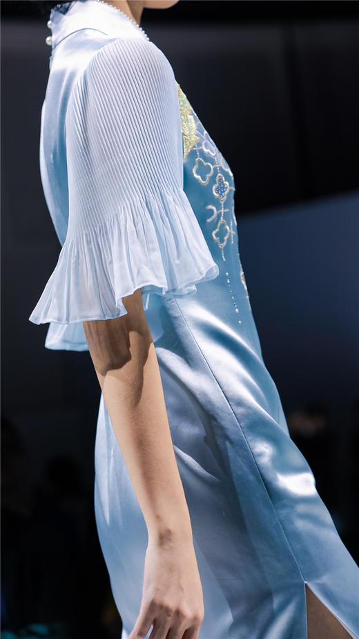 荷言HEYEN 雨打芭蕉 灰蓝色醋酸面料+雨打芭蕉刺绣图案+袖子压褶设计手工旗袍 商品图1