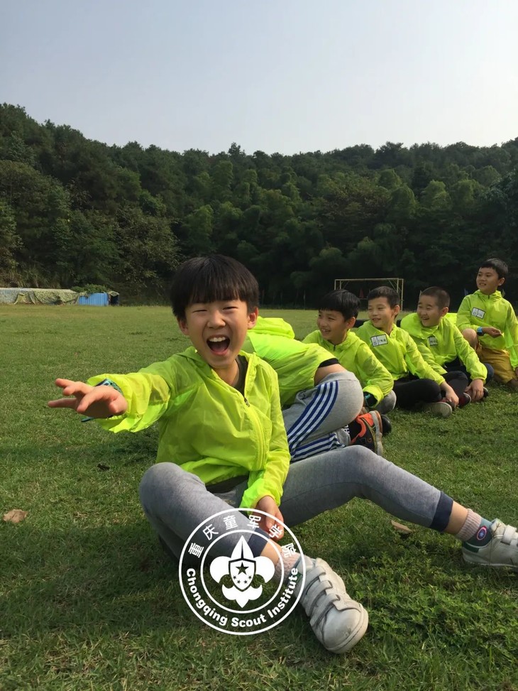 是双手及脸上沾满泥巴的笑脸!