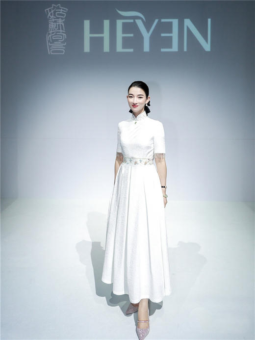 【明星同款】荷言HEYEN 凝眸似水 白色真丝冠乐绉礼服裙莲花手绣腰封 商品图6