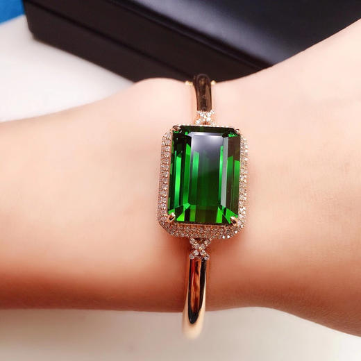 绿碧玺手镯天然绿碧玺手镯18k金镶嵌钻石主石2524克拉钻石140颗总重