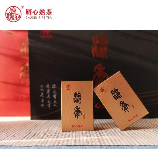 厨心熟茶， 云南 熟普 2018流年砖 厨心熟茶 高端礼盒 1000克 精品古树熟茶（买一赠一）
活动期限：4月18—28日。 商品图2