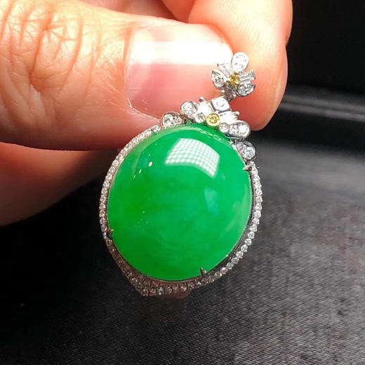 高冰辣绿翡翠吊坠特秒价不议价18k金钻石镶嵌料子细腻水润饱满蛋面