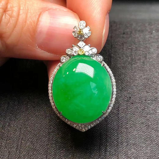 【高冰辣绿翡翠吊坠】 特秒价-不议价!18k金钻石镶嵌,料子细腻水润,饱