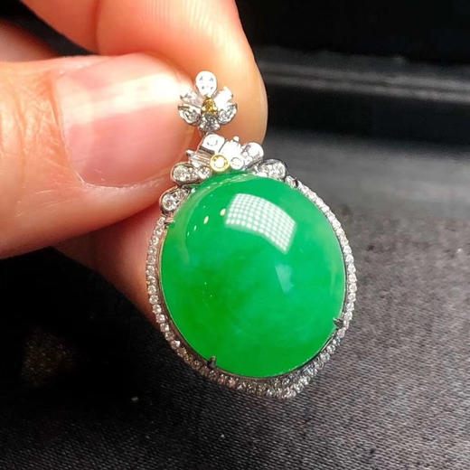 高冰辣绿翡翠吊坠特秒价不议价18k金钻石镶嵌料子细腻水润饱满蛋面