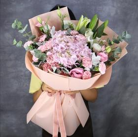 最美的时光   1个粉色绣球，19朵康乃馨，2支多头百合，桔梗尤加利搭配！(3013)