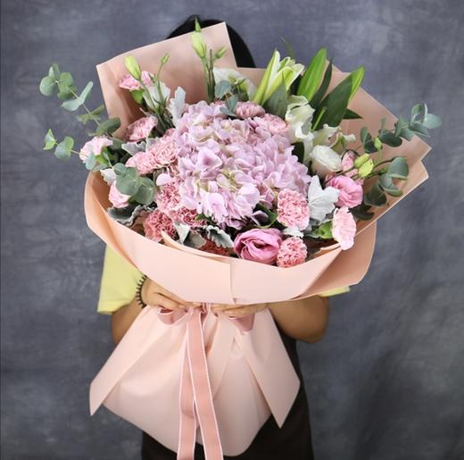 最美的时光   1个粉色绣球，19朵康乃馨，2支多头百合，桔梗尤加利搭配！(3013) 商品图0