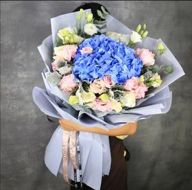 眷念你     1个蓝色绣球，19朵混搭玫瑰，尤加利，桔梗搭配！