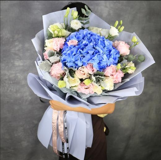 眷念你     1个蓝色绣球，19朵混搭玫瑰，尤加利，桔梗搭配！ 商品图0