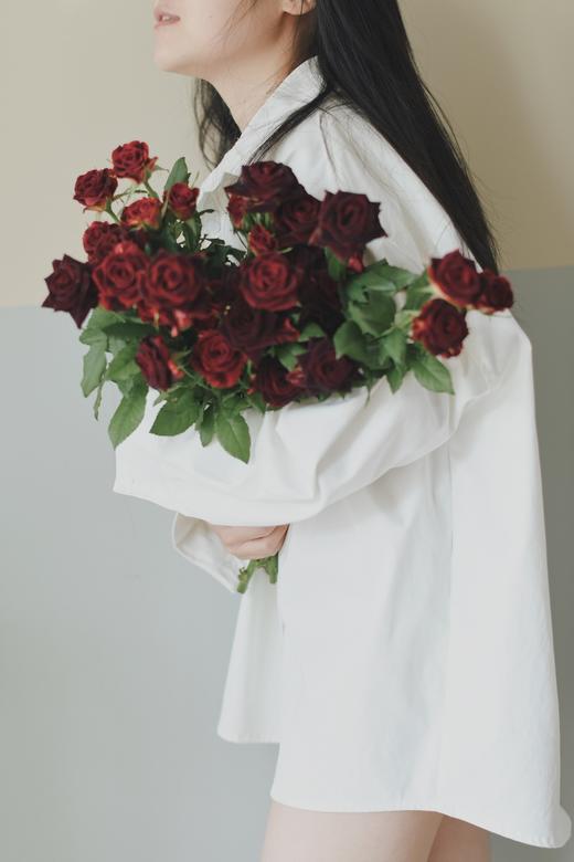 多头紫罗兰【你说的每句漫不经心的话，都在我心头开出了漫山遍野的花】简小姐精选 新品复古高贵暗红色绒多头玫瑰 紫罗兰 9+1枝(防花损）2束包邮 72小时发货 商品图2