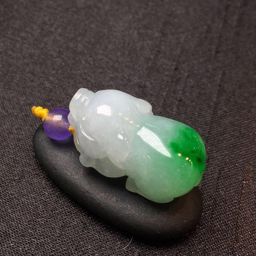 天然翡翠招财猪翠绿色262132135