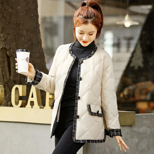 沫晗依美冬季新品时尚气质小香风拼接收腰短款冬季女装新款羽绒服