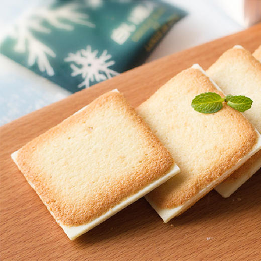 北海道白色恋人巧克力夹心饼干  |  北海道畅销了40年的经典名物，拜北海道盛产牛奶所赐，其制作的点心就是 比其它产地多了一份难以言喻的美味，吃上一口，回味无穷！ 商品图1