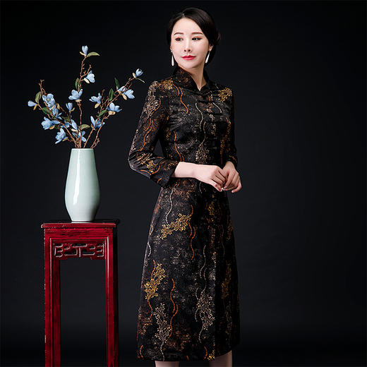 QQ-9803冬季新款妈妈时装祺袍日常改良夹棉长袖旗袍桑蚕丝开襟加厚外套 商品图1