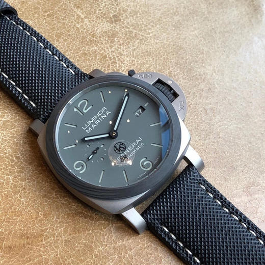 VS新品沛纳海Luminor Marina 44MM “烟灰”1662 喷砂钛壳工业感十足护侨把 圈口 把头深色碳纤维 色调层次高级上档次，与1661 相似却比1661 更闷骚，实表比图片好看。 商品图3