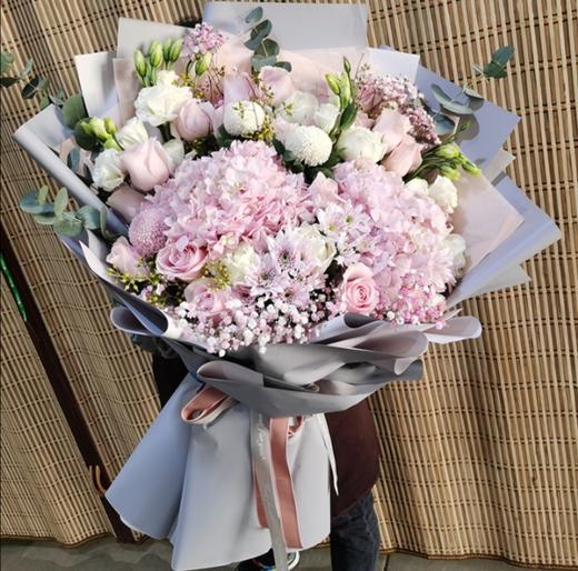 深情挚爱    2个绣球，乒乓菊  19朵混搭玫瑰，桔梗，满天星，尤加利搭配(3016) 商品图0