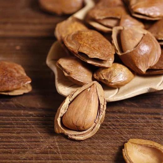 新品上市 西域果园 大礼包 包装1200g 新疆果园礼盒 农家核桃200g 若羌红枣300g 和田骏枣200g 开口杏核100g 皇妃葡萄干200g 香酥鹰嘴豆200g 商品图3