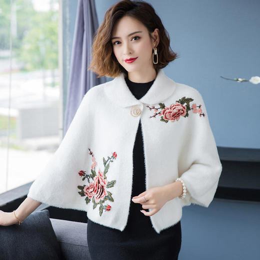 FCY-MB8206新款时尚气质加厚仿貂绒绣花短款斗篷披肩外套 商品图3