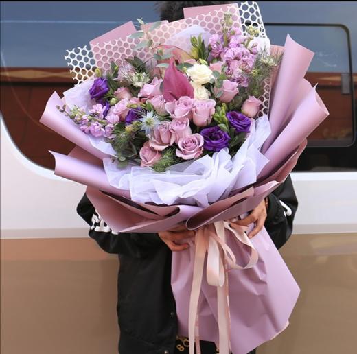 最好的我们    19朵紫玫瑰，尤加利，绿色桔梗，白色桔梗，紫罗兰，红掌搭配(3023) 商品图0