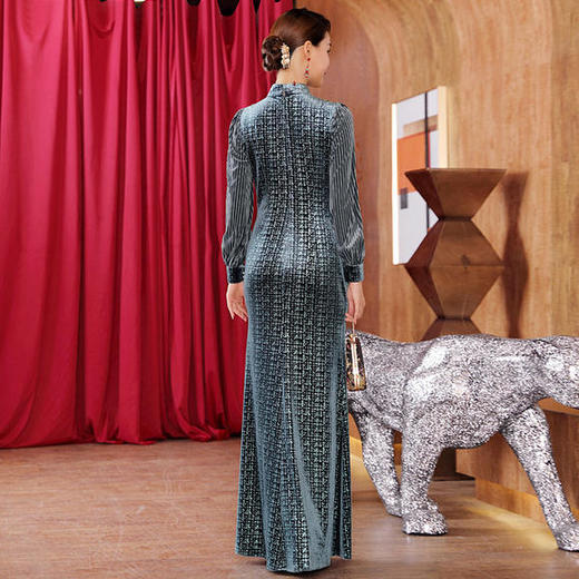 DLQ-A2649新款高端优雅气质修身立领长袖长款丝绒礼服裙 商品图2