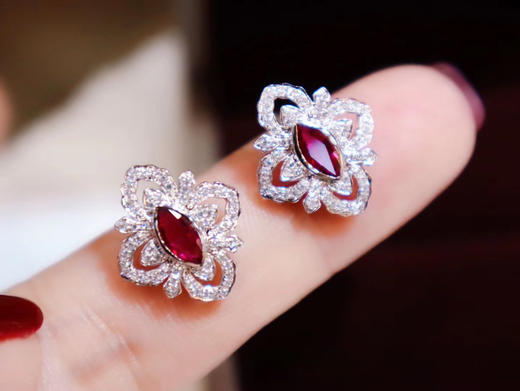 1克拉,18k金镶钻.金重2.45g,钻石36份,颜色漂亮 火彩好 晶体干净.