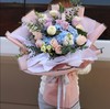 岁月如歌    蓝色绣球一个，14朵香槟玫瑰，5朵紫玫瑰，乒乓菊，尤加利，桔梗（3022） 商品缩略图0