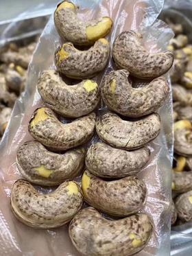 越南虎皮特大腰果 原味热炒 最是考验品质 在众多的坚果亲戚里腰果的卡路里可是极低的！腰果独特的浓郁酯香，实在是让人爱不释口，丝毫不知它竟然这么少油！